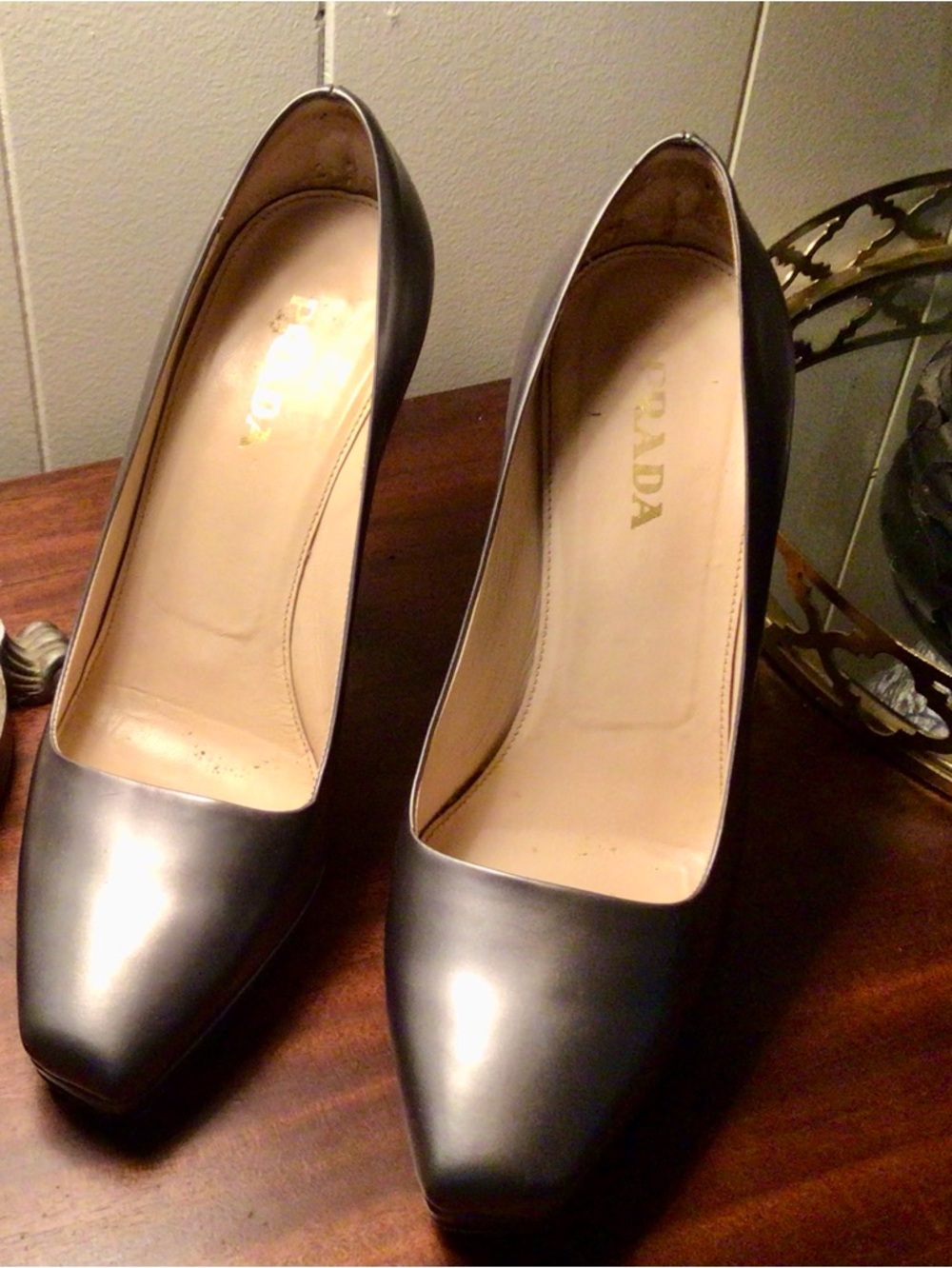 Prada /Pewter Leather Pumps - Authenticated - Sz 39 - Italy - Picture 3 of 15